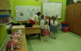 Dzieci z zer&oacute;wki składające życzenia