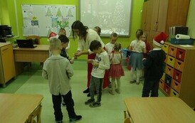 Dzieci z zer&oacute;wki podczas spotkania opłatkowego