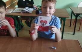 Uczeń klasy pierwszej z walentynką