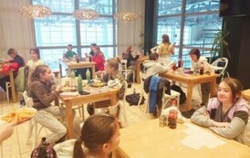 1. Wsp&oacute;lny posiłek w restauracji