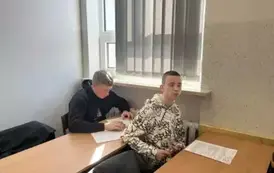 Uczniowie klasy VIII podczas rozwiązywania zadań konkursowych