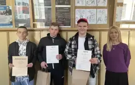 Uczestnicy konkursu z nauczycielem