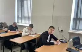 Uczeń klasy VIII podczas rozwiązywania zadań konkursowych