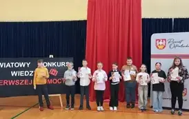 Uczniowie odbierają nagrody