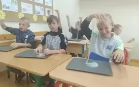 Uczniowie robią slimy (55)