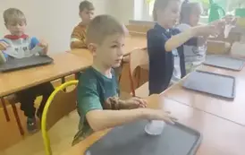 Uczniowie robią slimy (54)