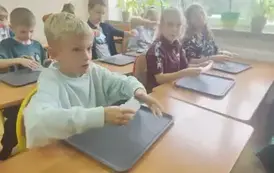 Uczniowie robią slimy (53)