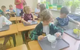 Uczniowie robią slimy (52)