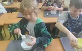 Uczniowie robią slimy (51)