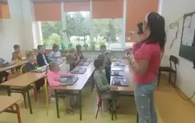 Uczniowie robią slimy (50)