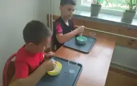 Uczniowie robią slimy (48)