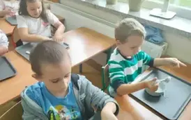 Uczniowie robią slimy (46)