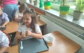 Uczniowie robią slimy (45)