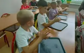 Uczniowie robią slimy (44)