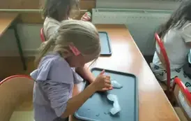 Uczniowie robią slimy (43)