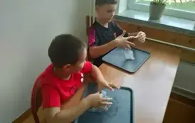 Uczniowie robią slimy (42)