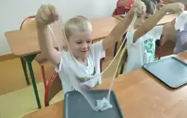 Uczniowie robią slimy (41)