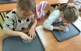 Uczniowie robią slimy (40)