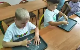 Uczniowie robią slimy (39)