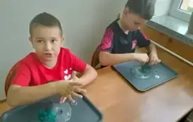 Uczniowie robią slimy (37)