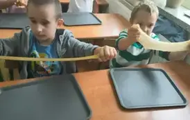 Uczniowie robią slimy (36)