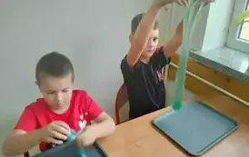 Uczniowie robią slimy (34)