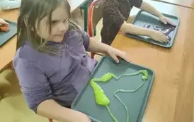 Uczniowie robią slimy (33)