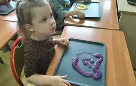 Uczniowie robią slimy (32)