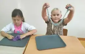 Uczniowie robią slimy (26)