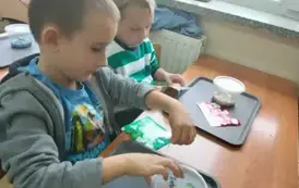 Uczniowie robią slimy (25)