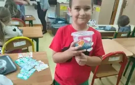 Uczniowie robią slimy (24)