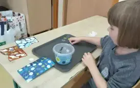 Uczniowie robią slimy (22)