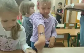 Uczniowie robią slimy (19)