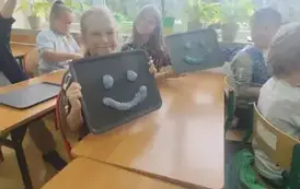 Uczniowie robią slimy (17)