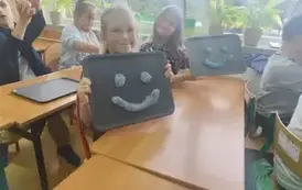 Uczniowie robią slimy (16)