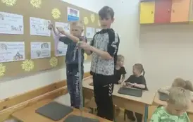 Uczniowie robią slimy (14)