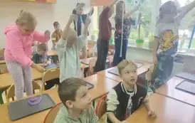 Uczniowie robią slimy (12)