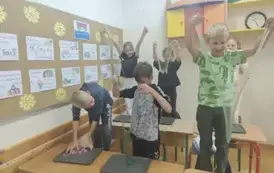 Uczniowie robią slimy (11)