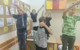 Uczniowie robią slimy (10)