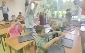 Uczniowie robią slimy (9)