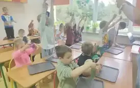 Uczniowie robią slimy (8)