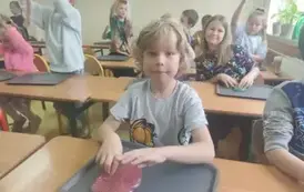 Uczniowie robią slimy (6)