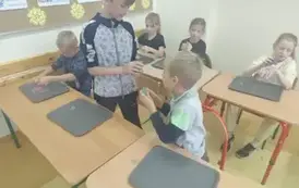 Uczniowie robią slimy (5)