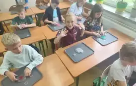 Uczniowie robią slimy (4)
