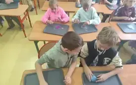 Uczniowie robią slimy (3)