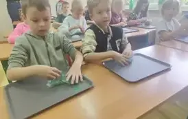 Uczniowie robią slimy (2)