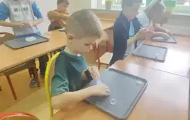 Uczniowie robią slimy (1)