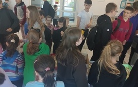 Uczniowie sprzedają słodkości.