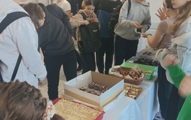 SKOwicze sprzedają słodkości.