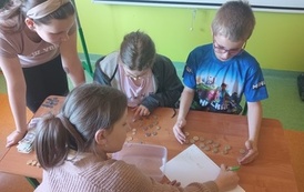 SKOwicze liczą zebrane pieniążki z kiermaszu słodkości.